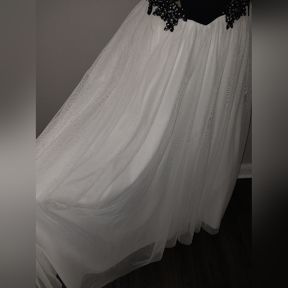 Blondie Nights by Stacy Sklar Navy Blue/ White Tulle Halter Formal Dress Size 7 - Picture 4 of 16